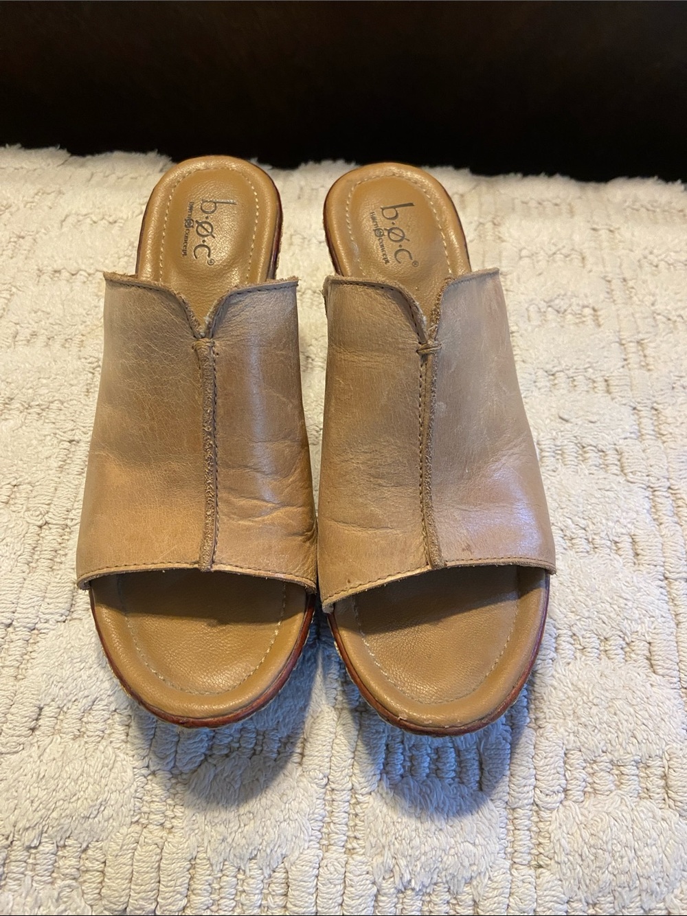 b.o.c. Beige/Tan Leather Wedge Slide Sandals - Picture 2 of 4